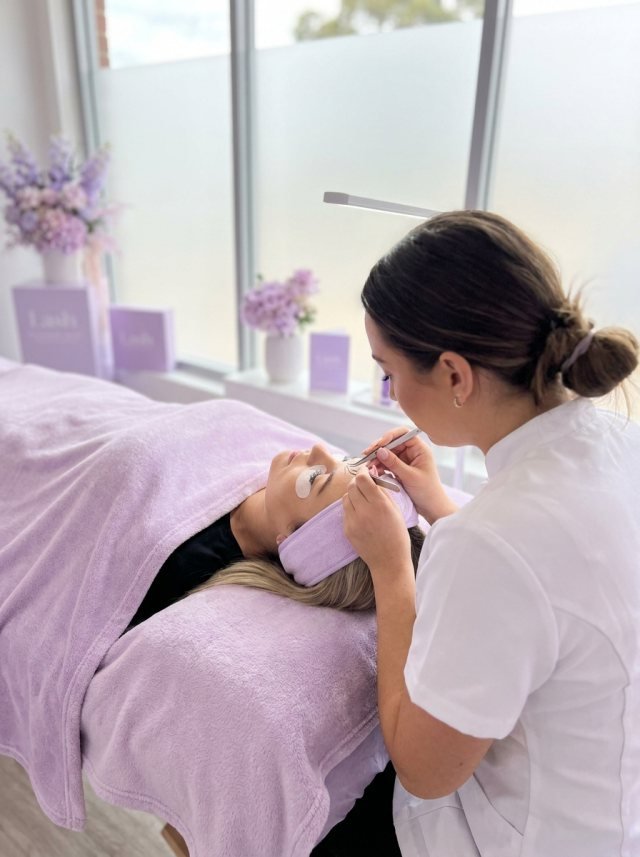 Lash designer aplicando extensão de cílios